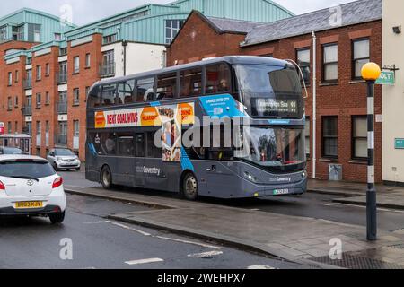 Autobus National Express Coventry che viaggia verso Leamington Spa sulla linea numero 11 a Coventry, West Midlands, Regno Unito. Foto Stock