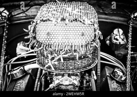 Soffiatore dell'aria di aspirazione con asta calda in metallo personalizzato, simile a una faccia. Foto Stock