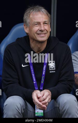 AL WAKRAH, QATAR - GENNAIO 25: Jurgen Klinsmann, capo-allenatore della Corea del Sud, sorride, colpo alla testa, ritratti di profilo della testa e delle spalle durante l'AFC Asian Foto Stock