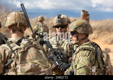 I soldati statunitensi con Bravo Company, 1st Battalion, 112th Infantry Regiment, 56th Stryker Brigade Combat Team si preparano per il combattimento in un esercizio di addestramento situazionale a Camp McGregor, New Mexico, 24 gennaio 2024. Si stanno addestrando a Camp McGregor mentre si preparano per un dispiegamento nel Corno d'Africa. (Foto dell'esercito degli Stati Uniti del sergente dello staff Jonathan Campbell) Foto Stock