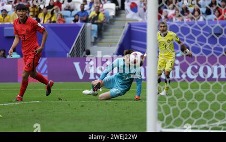 AL WAKRAH, QATAR - GENNAIO 25: Faysal Halimand della Malesia segna il primo gol della sua squadra durante la partita del gruppo e della Coppa d'Asia AFC tra la Corea del Sud e Foto Stock