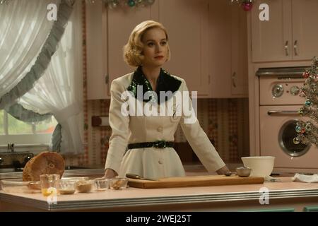 Lessons in Chemistry (2023) miniserie TV sviluppata da Lee Eisenberg e con Brie Larson nel ruolo di Elizabeth Zott, che inizia a ospitare il suo show di cucina femminista nell'America degli anni '1960. Fotografia pubblicitaria ***SOLO USO EDITORIALE***. Credito: BFA / Michael Becker / Apple TV+ Foto Stock