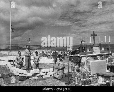 I servizi per gli uomini uccisi in un attacco Bonzai sono sepolti nel cimitero della 4th Marine Division a Iwo Jima, aprile 1945 Foto Stock