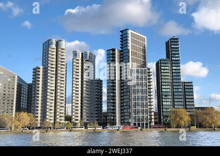 Appartamenti moderni di lusso sul fiume Tamigi, Albert Embankment, Vauxhall / Nine Elms Development, Londra. (L-R) le residenze Corniche e Merano. Foto Stock