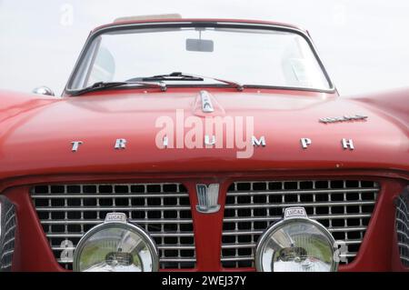 Vista frontale di una classica auto convertibile rossa Triumph Herald. anni '1960, auto d'epoca, vintage, retrò Foto Stock