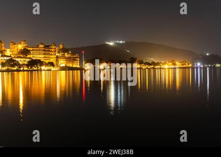 Architettura antica edifici storici sulle rive del lago a lunga esposizione scattata di notte l'immagine è scattata al lago Pichola , Udaipur, Rajasthan, India, Asi Foto Stock