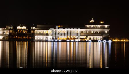 Taj Lake Palace, ripresa a lunga esposizione con riflessi di luce durante la notte, l'immagine viene scattata al Taj Lake Palace, al lago Pichola, a Udaipur, nel Rajasthan, in India, Asia. Foto Stock