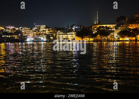 Nuovi edifici di architettura moderna sulle rive del lago di notte l'immagine è scattata al Lago Pichola , Udaipur, Rajasthan, India, Asia. Foto Stock