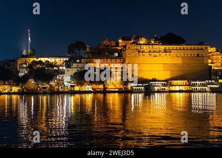 Architettura antica edifici storici sulle rive del lago di notte l'immagine è scattata al lago Pichola , Udaipur, Rajasthan, India, Asia. Foto Stock