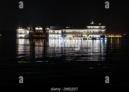 Taj Lake Palace con riflessi di luce del lago durante la notte, l'immagine viene scattata al Taj Lake Palace, al lago Pichola, a Udaipur, al Rajasthan, in India, Asia. Foto Stock