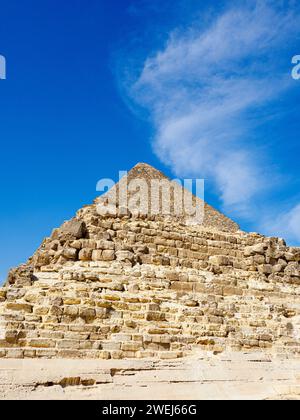 La piramide di Khafre, vista tra le altre piramidi del complesso di Giza, appena fuori il Cairo, in Egitto. Foto Stock