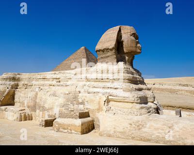 La grande Sfinge di Giza vicino alla grande Piramide di Giza, la più antica delle sette meraviglie del mondo, il Cairo, Egitto. Foto Stock