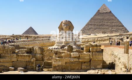 La grande Sfinge di Giza, una statua calcarea di una sfinge reclinabile, di fronte alla Piramide di Khafre, vicino al Cairo, in Egitto. Foto Stock