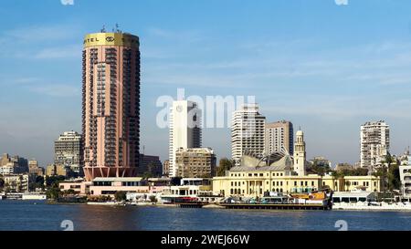 Vista sul lungomare lungo il Nilo, il Cairo, l'Egitto. Foto Stock