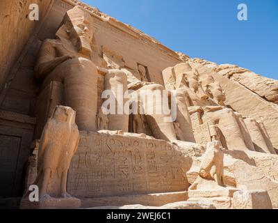 Il grande Tempio di Abu Simbel con le sue quattro statue colossali di Ramses II, Egitto, alte 20 metri. Foto Stock