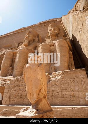 Il grande Tempio di Abu Simbel con le sue quattro statue colossali di Ramses II, Egitto, alte 20 metri. Foto Stock