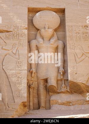 Il grande Tempio di Abu Simbel, con le sue quattro statue colossali di Ramses II, Egitto, alte 20 metri. Foto Stock