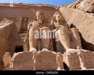 Il grande Tempio di Abu Simbel con le sue quattro statue colossali di Ramses II, Egitto, alte 20 metri. Foto Stock