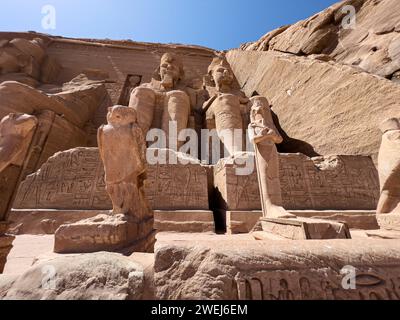 Il grande Tempio di Abu Simbel con le sue quattro statue colossali di Ramses II, Egitto, alte 20 metri. Foto Stock