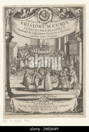 Interno di una corte, J. Hermans, 1635 stampa molte figure maschili in un interno di una corte. Su entrambi i lati dello spettacolo due colonne con il titolo e un ritratto dello scrittore a destra all'interno di un cartiglio. Inoltre, due angeli con gli attributi della verità e della giustizia: Uno specchio, una scala e una spada rispettivamente. Sotto lo spettacolo una pelle di leone con l'impressa su di essa. incisione su carta / stampa su carta simboli e allegorie della giurisprudenza. diritto e giurisprudenza (+ aula di tribunale) Foto Stock