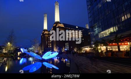 Londra, Regno Unito, 25 gennaio 2024, l'annuale Light Festival di Battersea Power Station è tornato più luminoso e interattivo che mai per illuminare le notti invernali dal 25 gennaio al 25 febbraio 2024. Percorso interattivo gratuito con sette installazioni intorno alla centrale elettrica di Battersea. Installazione: Butterfly Effect di Masamichi Shimada., Andrew Lalchan Photography/Alamy Live News Foto Stock