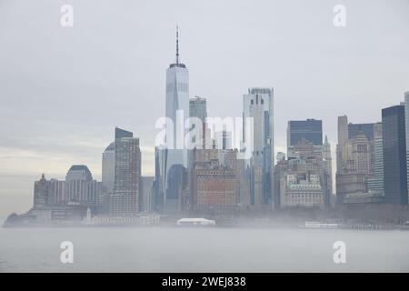 Una vista di Lower Manhattan è vista a bordo dello Staten Island Ferry a New York, New York, giovedì 25 gennaio 2024. Un avviso di nebbia densa è in vigore per New York City e porzioni del nord-est del New Jersey. (Foto: Gordon Donovan) Foto Stock