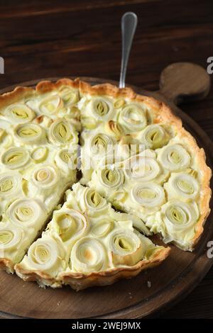 Tavola con gustosa torta di porri e torta su un tavolo di legno, primo piano Foto Stock