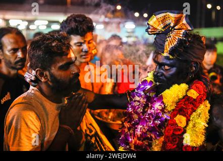 Kuala Lumpur, Malesia. 25 gennaio 2024. I devoti indù prendono parte al festival Thaipusam presso le grotte di Batu alla periferia di Kuala Lumpur. Il Thaipusam è un festival indù annuale celebrato dai devoti indù in onore del dio indù Lord Murugan nel giorno della luna piena nel mese del "Thai". I devoti cercano benedizioni e fanno voti quando si risponde alle loro preghiere. Credito: SOPA Images Limited/Alamy Live News Foto Stock