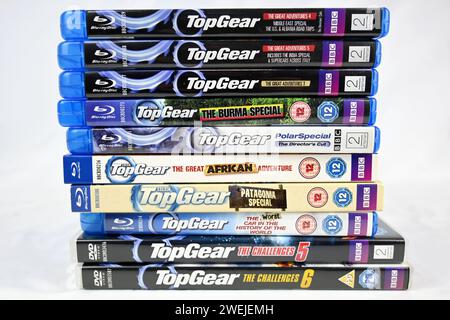 BBC Top Gear DVD e Blu Ray Stacked pile Collection – Galles, Regno Unito – 25 gennaio 2024 Foto Stock