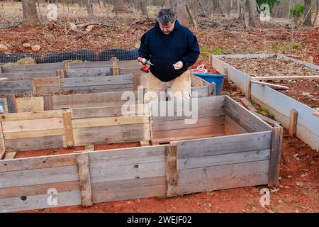 La struttura del letto del giardino rialzato è stata costruita dagli uomini. Foto Stock