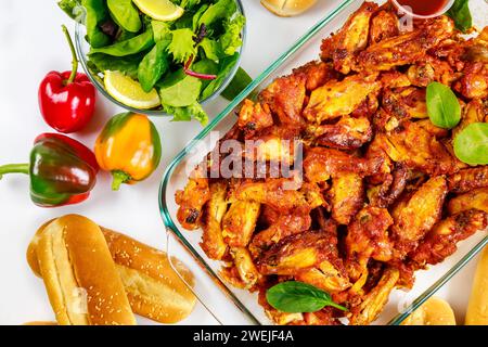 Ali di pollo di bufala cotte in salsa di bufalo. Foto Stock