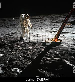 L'astronauta americano Edwin E. Aldrin Jr., pilota modulo lunare, camminando sulla superficie della luna vicino alla gamba del modulo lunare durante l'attività extraveicolare dell'Apollo 11, fotografia scattata dall'astronauta Neil A. Armstrong, NASA, 20 luglio 1969 Foto Stock