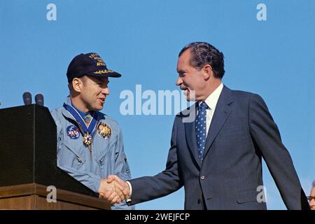 Il presidente degli Stati Uniti Richard M. Nixon e l'astronauta James A. Lovell Jr., comandante dell'Apollo 13, stringendo la mano durante la cerimonia speciale per presentare all'equipaggio dell'Apollo 13 la Medaglia Presidenziale della libertà, il più alto onore civile della nazione, Hickam Air Force base, Hawaii, USA, NASA, 18 aprile, 1970 Foto Stock