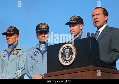 Il presidente degli Stati Uniti Richard M. Nixon e gli astronauti (l-r) John L. Swigert Jr., pilota modulo di comando; Fred W. Haise Jr., pilota modulo lunare; James A. Lovell Jr., comandante dell'Apollo 13, durante la cerimonia speciale per presentare all'equipaggio dell'Apollo 13 la Medaglia Presidenziale della libertà, il più alto onore civile della nazione, Hickam Air Force base, Hawaii, USA, NASA, 18 aprile, 1970 Foto Stock