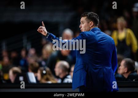 Boone, NC, USA. 25 gennaio 2024. Il capo-allenatore dei Georgia Southern Eagles Charlie Henry chiama la partita contro gli Appalachian State Mountaineers nella partita di basket NCAA all'Holmes Center di Boone, NC. (Scott Kinser/CSM). Credito: csm/Alamy Live News Foto Stock