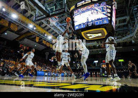 Boone, NC, USA. 25 gennaio 2024. L'attaccante degli Appalachian State Mountaineers TreVon Spillers (24) afferra il rimbalzo contro i Georgia Southern Eagles nel match di pallacanestro NCAA all'Holmes Center di Boone, North Carolina. (Scott Kinser/CSM). Credito: csm/Alamy Live News Foto Stock
