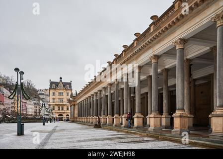 Karlovy Vary Karlsbad, antica città termale storica con sorgenti termali in Boemia, Repubblica Ceca, il 14 gennaio 2024 Foto Stock