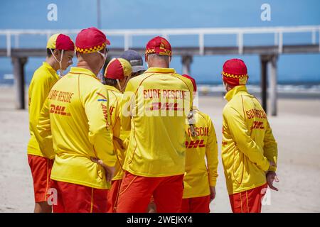 I salvavita Surf Rescue di turno in una spiaggia ad Adelaide, Australia Foto Stock