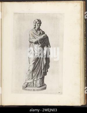 Statua di una donna vestita con un mantello, stampa 1636 - 1647 immagine di una donna vestita con un vestito e un mantello romano. Alla base lo stemma di Vincenzo Giustiniani. La stampa fa parte di un album con una serie di stampe sulle sculture della collezione della Galleria Giustiniani a Roma. incisione su carta storia classica (+ lunghezza intera). pezzo di scultura, riproduzione di un pezzo di scultura Foto Stock