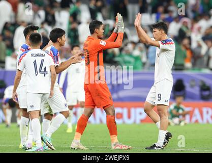 Doha, Qatar. 25 gennaio 2024. I giocatori thailandesi festeggiano dopo la partita del gruppo F tra Arabia Saudita e Thailandia alla AFC Asian Cup Qatar 2023 a Doha, Qatar, 25 gennaio 2024. Crediti: Ding Ting/Xinhua/Alamy Live News Foto Stock