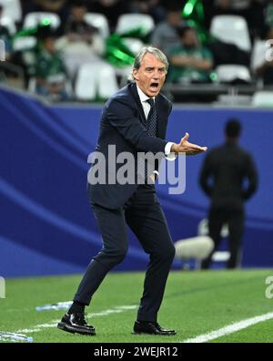 Doha, Qatar. 25 gennaio 2024. Il capo-allenatore dell'Arabia Saudita Roberto Mancini gestisce durante la partita del gruppo F tra Arabia Saudita e Thailandia alla AFC Asian Cup Qatar 2023 a Doha, Qatar, 25 gennaio 2024. Crediti: Sun Fanyue/Xinhua/Alamy Live News Foto Stock