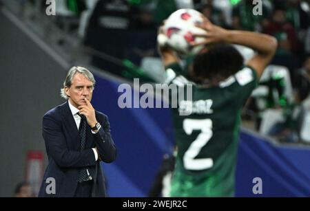 Doha, Qatar. 25 gennaio 2024. Il capo-allenatore dell'Arabia Saudita Roberto Mancini guarda durante la partita del gruppo F tra Arabia Saudita e Thailandia alla AFC Asian Cup Qatar 2023 a Doha, in Qatar, il 25 gennaio 2024. Crediti: Sun Fanyue/Xinhua/Alamy Live News Foto Stock