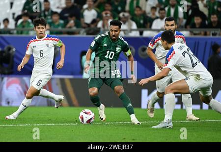 Doha, Qatar. 25 gennaio 2024. Salem Aldawsari (2° L) dell'Arabia Saudita dribbling durante la partita del gruppo F tra Arabia Saudita e Thailandia alla AFC Asian Cup Qatar 2023 a Doha, Qatar, 25 gennaio 2024. Crediti: Sun Fanyue/Xinhua/Alamy Live News Foto Stock