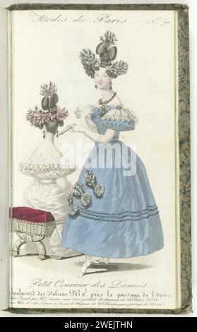 Piccola posta delle signore, 15 febbraio 1830, no 701: Acconciatura eseguita da M.R Narcisse ..., 1830 donna in piedi vestita con un abito crêpe. "Coeffure" eseguita da Narcisse decorata con una ghirlanda dei negozi Cartier. Parure con Camee dai negozi Bourguignon. Figura, vista sul retro, con lo stesso vestito, seduta su un tabouret. Stampa dalla rivista di moda Petit Courrier des Dames (1821-1868). Rilegato (con poche pagine. Le Journal des Dames et des Modes). Dal 15 gennaio 1827 al 20 marzo 1830. Incompleto. lastre di moda per incisioni in carta. Stili di parrucchiere - AA -  donne. vestito, abito ( Foto Stock