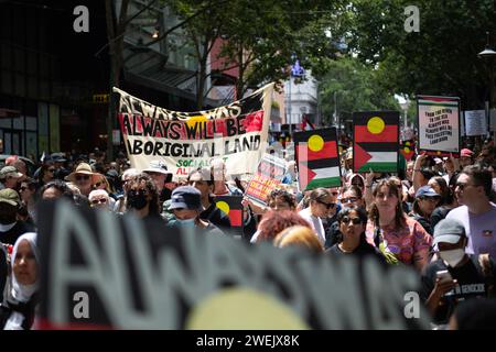 26 gennaio 2024, Melbourne, Australia. Due cartelli "sempre stato, sempre sarà terra aborigena" sono visibili mentre 30.000 persone protestano contro l'Australia Day, o Invasion Day, in una manifestazione annuale contro la festa celebrativa nazionale. Crediti: Jay Kogler/Alamy Live News Foto Stock