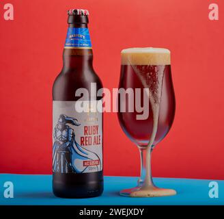 Mansfield, Nottingham, Regno Unito, 30 gennaio 2024: Immagine del prodotto in studio di Harper's Ruby Red Ale. Foto Stock