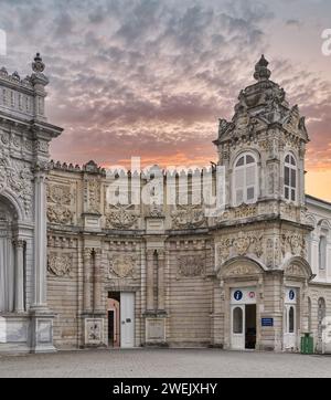 Torre laterale presso la grandiosa entrata del Palazzo ottomano Dolmabahce del XIX secolo a Istanbul, Turchia. L'entrata e' decorata con intricati intagli Foto Stock