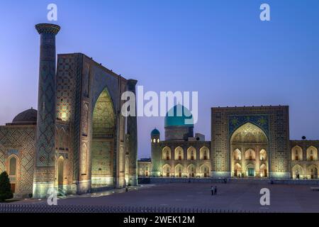 SAMARCANDA, UZBEKISTAN - 15 SETTEMBRE 2022: Un frammento di Piazza Registan nell'illuminazione notturna. Samarcanda, Uzbekistan Foto Stock