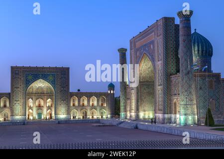 SAMARCANDA, UZBEKISTAN - 15 SETTEMBRE 2022: Un frammento di Piazza Registan nell'illuminazione serale. Samarcanda, Uzbekistan Foto Stock