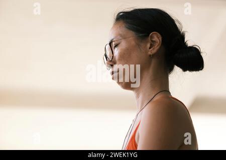 istruttore di taiji che meditava dopo l'allenamento Foto Stock